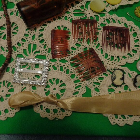 VINTAGE JEWELRY & PARTS PIECES Buttons, Clips, Doily, Bottle Etc. Lot - Picture 3 of 15